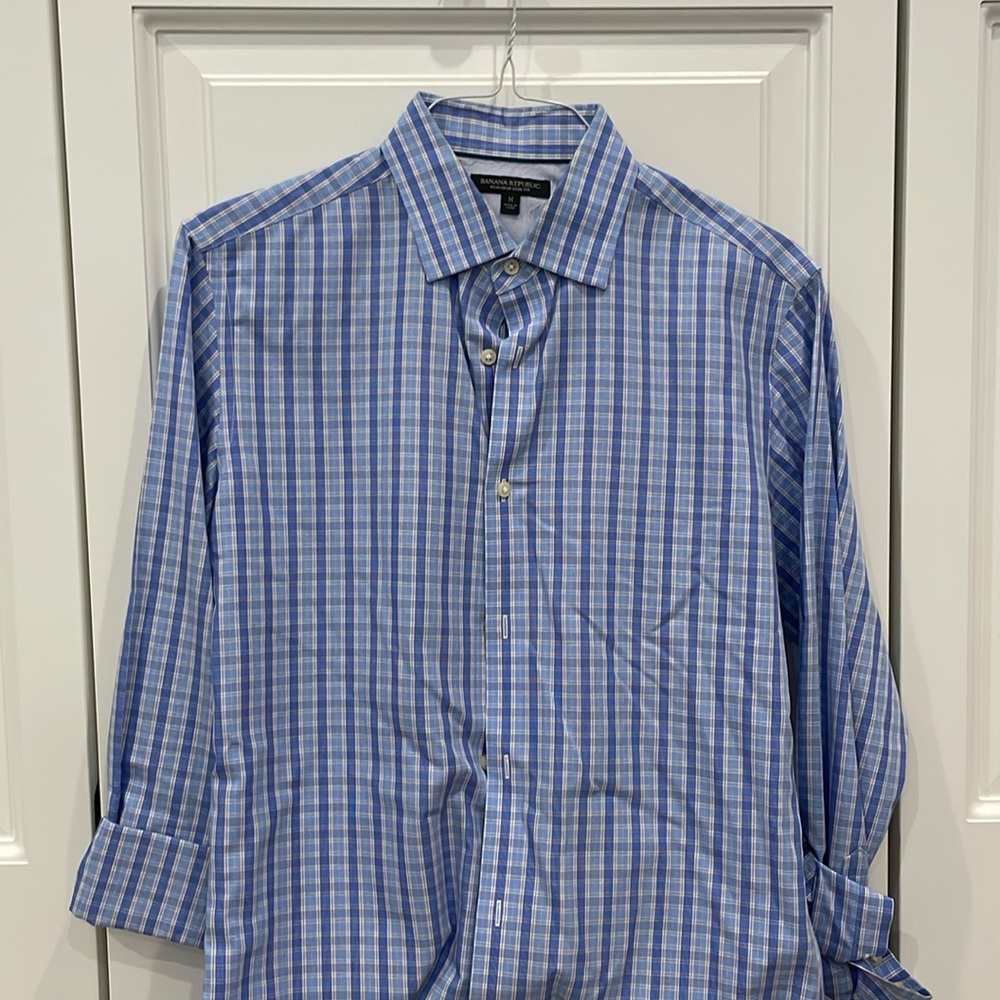Banana republic non-iron tailored slim fit. Gently used. Medium.